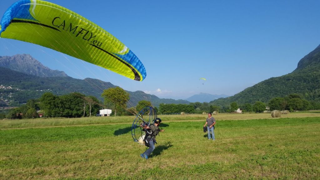 attività di parapendio motore